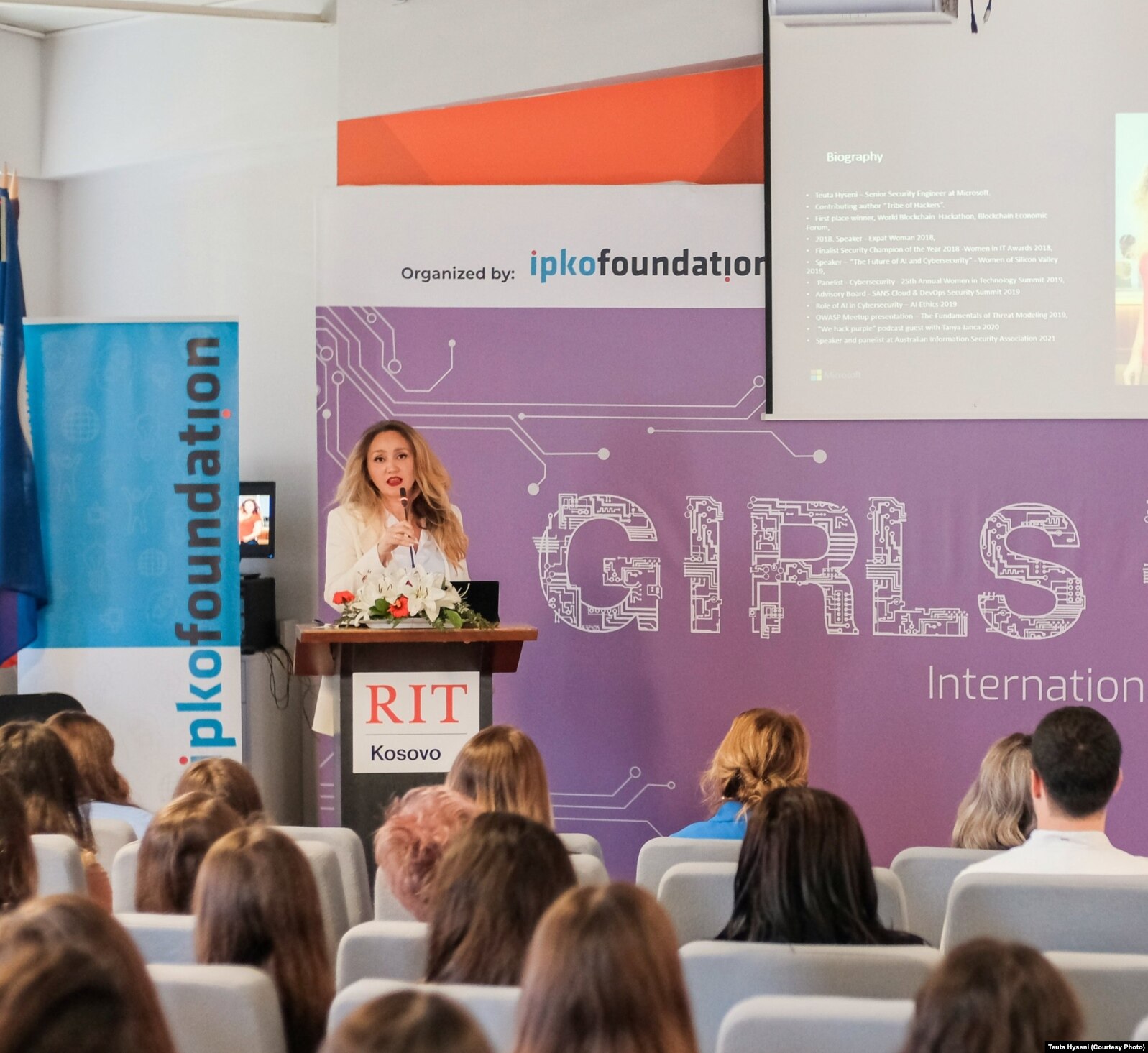 Teuta Hyseni gjatë një fjalimi në Prishtinë në Ditën Ndërkombëtare Vajzat në Teknologjinë Informative dhe të Komunikimit.