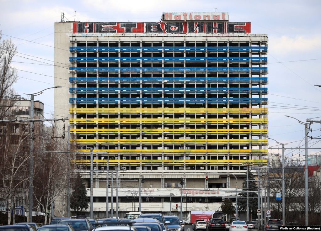 Një ish-hotel i braktisur në kryeqytetin e Moldavisë, Kishinjev, më 27 shkurt. Mbishkrimi sipër ndërtesës thotë &ldquo;Jo luftës&rdquo;.