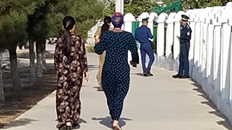 Iki sany ýaş gelin 'türkmene gelişmejek geýim' geýmekde aýyplanyp, polisiýa bölümine alnyp gidildi