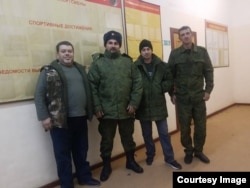 Андрей Гриковиц (второй слева) сообщил о тяжелых условиях на сборах и возможной скорой переброске на фронт