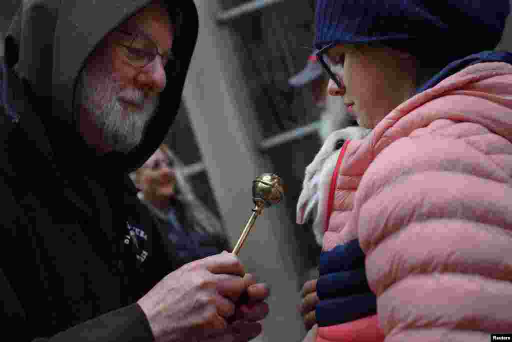 Otac Richard Flaherty blagosilja zeca po imenu Pumpkin, vlasnice jedanaestogodišnje Grace Biotti, tokom "Blagoslova životinja u tradiciji svetog Franje Asiškog" u svetištu Svetog Antuna u Bostonu, Massachusetts, SAD, 4. oktobar.