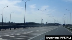 Трасса "Таврида" на въезде в Керчь вечером после взрыва на Керченском мосту, Крым, 8 октября 2022 года