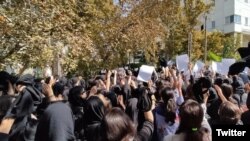 Tehranda Əl-Zəhra Universitetində etirazçılar başlarını açır, 1 oktyabr, 2022-ci il