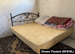 На этой кровати спит вся семья Жансауле — она и трое детей — из-за низкой температуры в доме