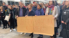 Az Apáczai és Eötvös tanárai és diákjai tiltakoznak a Belvárosban 2022. október 5-én