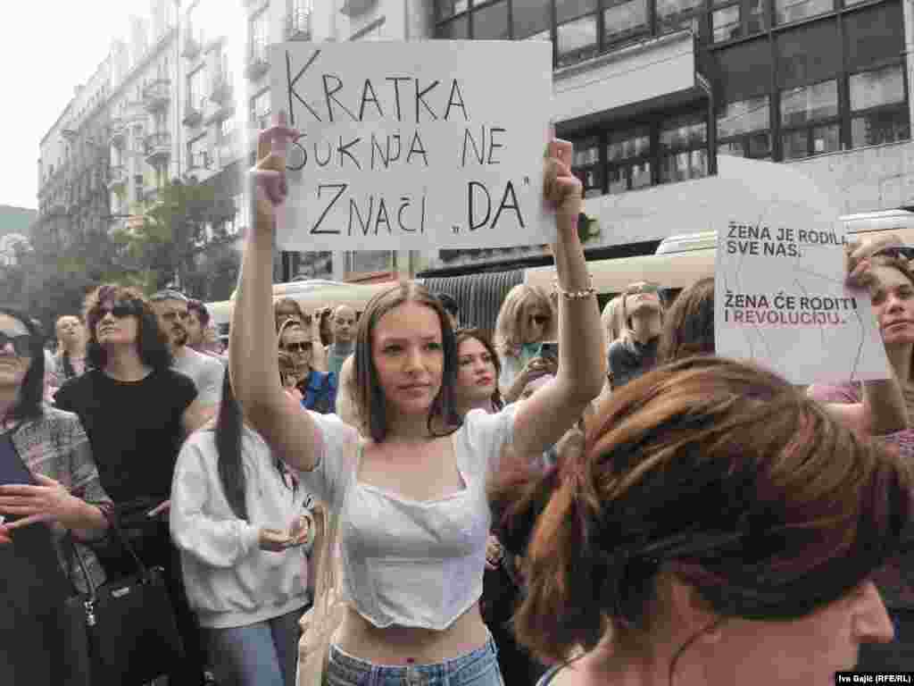 Ispred redakcije tabloida &quot;Informer&quot; u Beogradu održan je protest u organizaciji neformalnog kolektiva &quot;Ženska solidarnost&quot;.&nbsp; &nbsp;