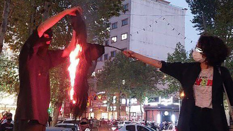 Eýranda tussag edilen zenanyň ölmegi netijesinde başlanan protestler köşeşmeýär