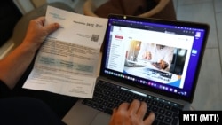 Egy gödöllői lakos kitölti a népszámlálás online kérdőívét 2022. október 1-jén. Ezen a napon kezdődött a népszámlálás, amelyen kötelező volt a részvétel