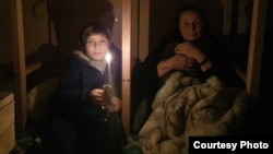Мама Елены Трутневой и её десятилетний сын Иван прячутся на даче под Гостомелем. 5 марта 2022 года