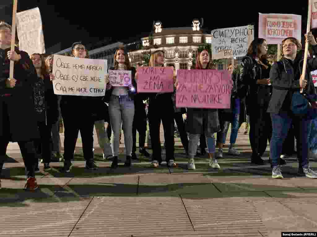 Organizatorke su ponovile zahtev protesta da tabloid Informer ukloni intervju sa višestrukim silovateljem, da institucije prekinu sa finansiranjem medija koji neetički izveštavaju o nasilju nad ženama, kao i da nasilnici nakon odležane kazne zatvora budu praćeni.&nbsp; &nbsp;