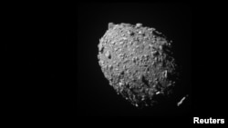 Asteroidul Dimorphos văzut de sonda spațială DART cu 11 secunde înainte de impact, de la o distanță de 68 de kilometri, pe 26 septembrie 2022.