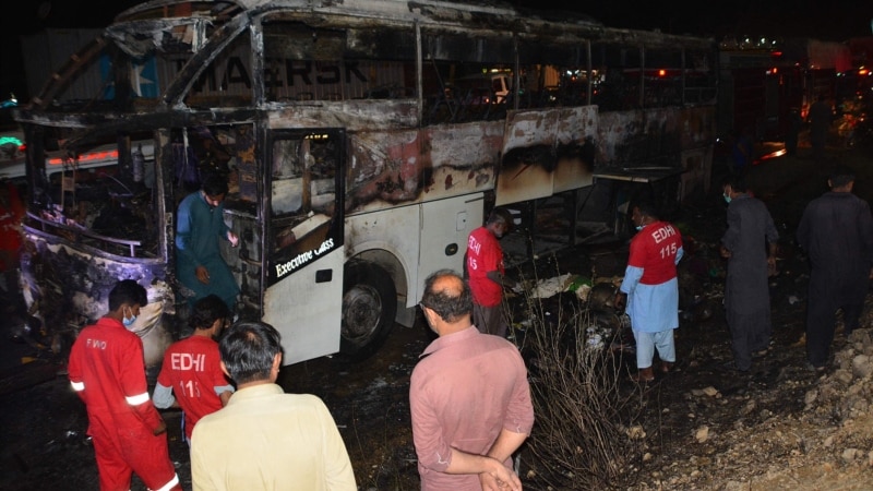 სულ მცირე 20 ადამიანი დაიღუპა პაკისტანში მომხდარი ავარიის შედეგად
