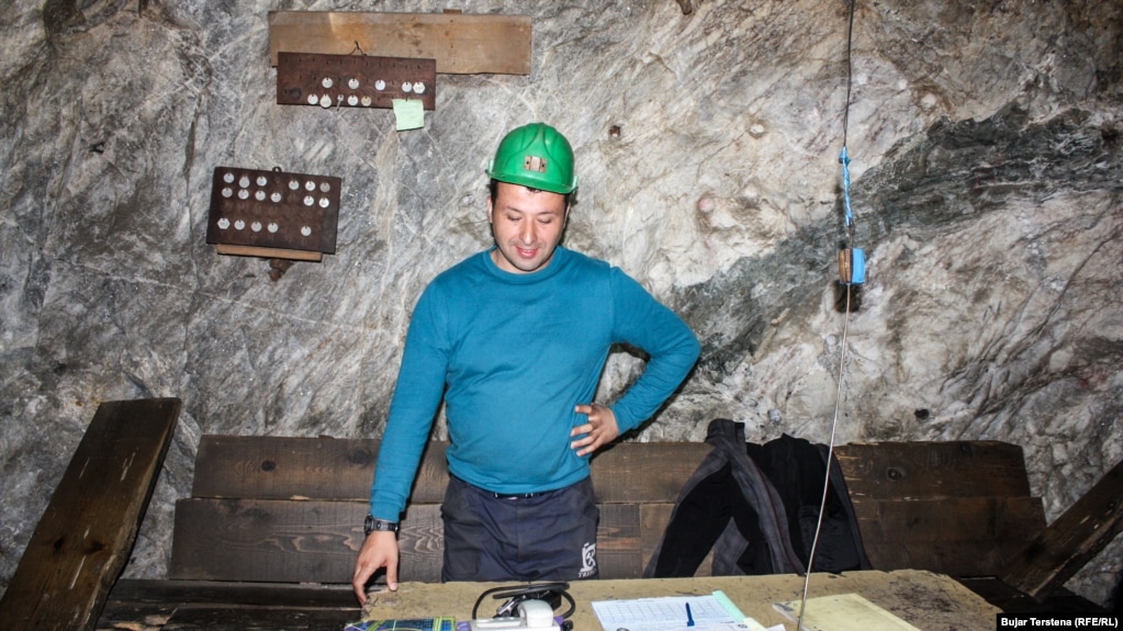 Një punëtor brenda Minierës së Stantërgut, i cili mban evidencën e hyrjeve dhe daljeve të minatorëve. Foto e realizuar në vitin 2017.&nbsp;