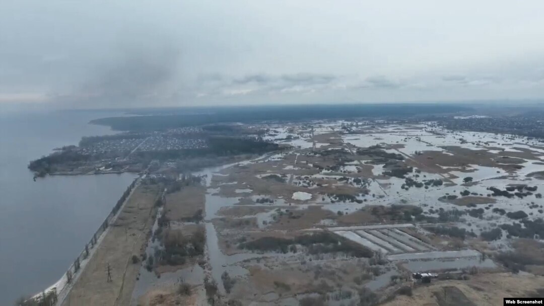 Залитая водой местность после подрыва дамбы в районе города Ирпень (Киевская область, Украина). Март 2022