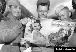 Операция Frantic. Советские солдаты листают американский журнал на полтавском аэродроме. Лето 1944 года