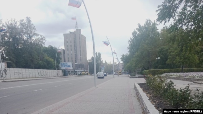 На пустих вулицях Мелітополя самі лише російські триколори