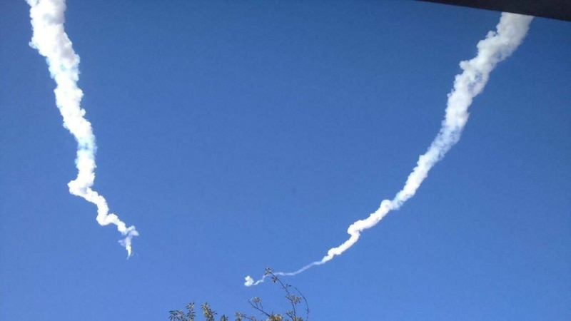 В Симферополе сообщают о шлейфе белого дыма в небе, похожего на след от работы систем ПВО 
