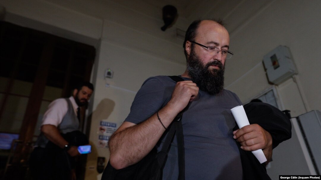 Preotul Visarion Alexa, în vârstă de 46 de ani, părăsește sediul Judecătoriei sectorului 6 din București, pe 17 septembrie 2022. El a fost acuzat de abuzuri sexuale pe care le-ar fi săvârșit în timpul spovedaniilor.