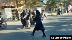 آرشیف، قربانیان حمله بر مرکز آموزشی کاج که از سوی مردم به شفاخانه‌ها منتقل می‌شوند.