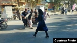انتقال یکی از زخمی‌های حمله بر آموزشگاه کاج