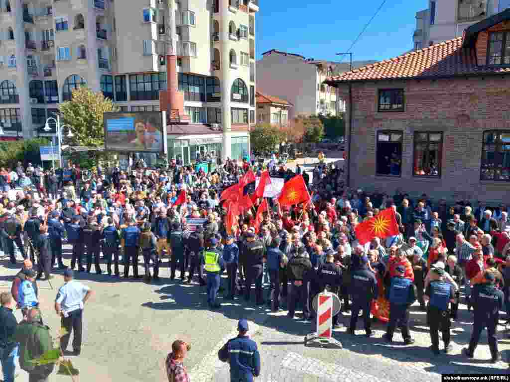 Левица повика на протест пред клубот, поради, како што велат, &bdquo;отворањето на контроверзното здружение именувано по фашистичкиот државник, слуга на Хитлер и борец против македонизмот &bdquo;Цар Борис III&ldquo;. На масовност на протестот повика и лидерот на ВМРО-ДПМНЕ, Христијан Мицкоски.