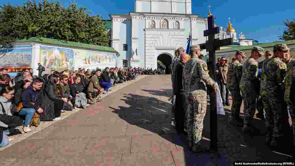 В останню путь військового проводжали на колінах