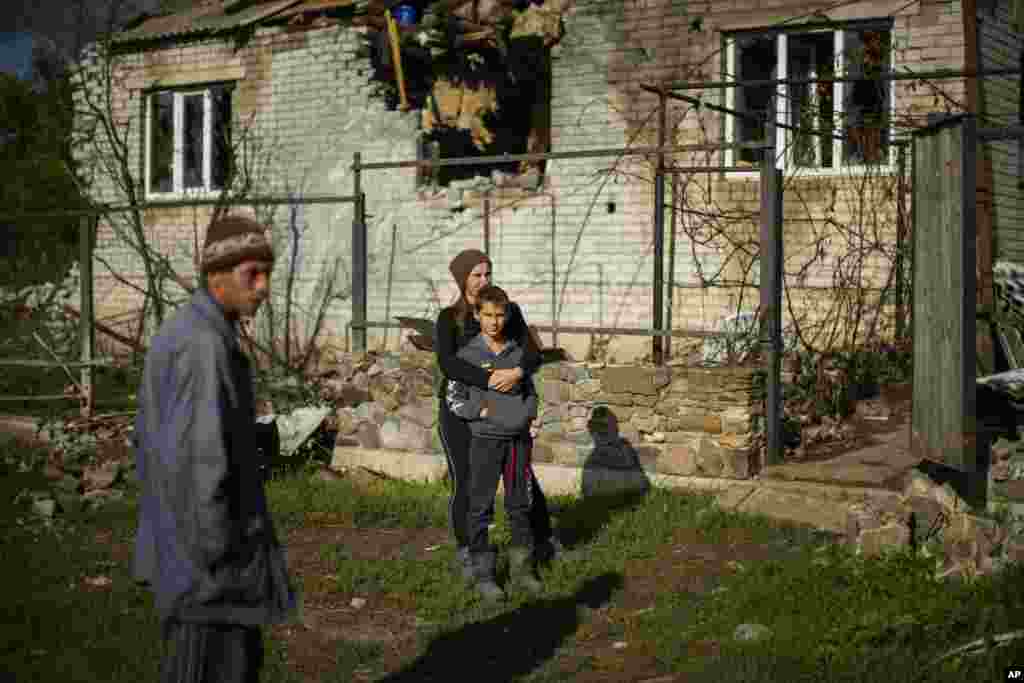 Семейство от близкото село Слущенко пред къщата си