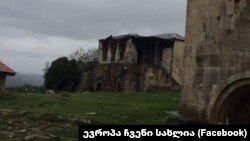 ნაწილობრივ დამწვარი ნაგებობა გელათის სამონასტრო კომპლექსის ტერიტორიაზე