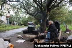 Egy nő kutyáknak főz ételt a harkivi régióban fekvő Ruszjki Tiski faluban.