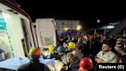 Un miner este dus la o ambulanță după explozia unei mine de cărbune din Amasra, în provincia Bartin din nordul Turciei, 14 octombrie 2022. 