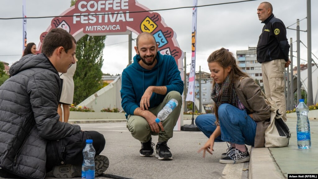 Lazar, Stefan dhe Millica nga Beogradi në Festivalin e kafesë në Mitrovicë