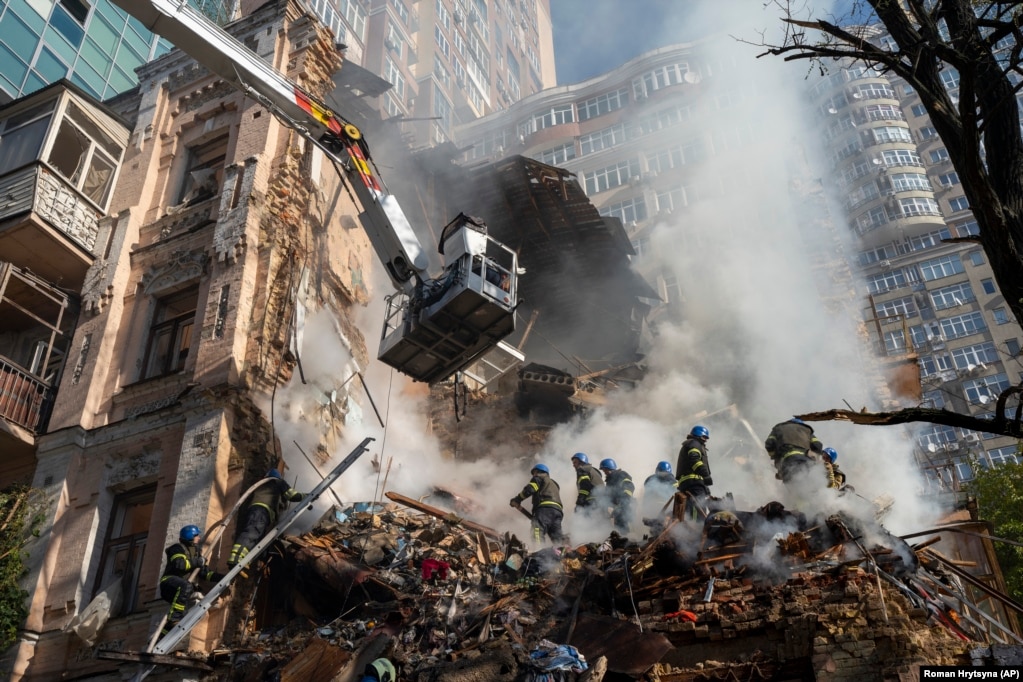 Pasojat e një sulmi me dron kamikaz në një bllok apartamentesh në Kiev më 17 tetor.