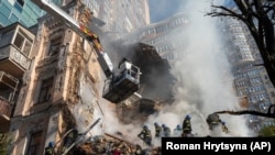 Последствията от удар срещу жилищна сграда в центъра на Киев на 17 октомври