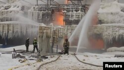 Pompierii lucrează pentru stingerea incendiului la terminalul Novatek, cel mai mare producător de gaz natural lichefiat din Rusia, în portul Ust-Luga. Rusia, 21 ianuarie 2024