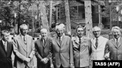 Liderii țărilor membre ale Tratatului de la Varșovia (de la stânga în ordine: Ceaușescu, Gierek, Kadar, Husak, Brejnev, Honecker) în iunie 1973, veniți la invitația lui Leonid Brejnev la Soci, în Crimeea, Ucraina, pe coasta Mării Negre. AFP/TASS