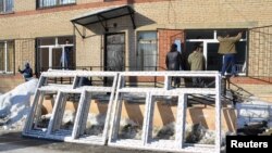 У пологовому будинку в Челябінську міняють вибиті вікна, 17 лютого 2013 року