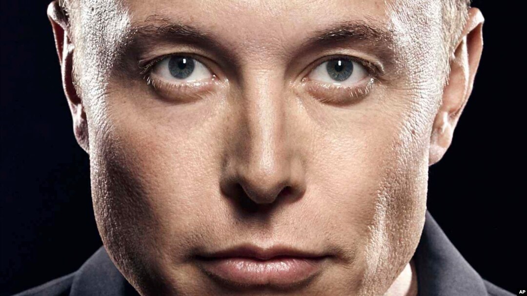 Biografia lui Elon Musk de Walter Isaacson, publicată în septembrie 2023, îl descrie pe miliardar ca pe un om condus de demonii copilăriei, obsedat să aducă viața umană pe Marte și care cere ca angajații săi fie „duri”.