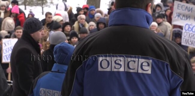 Мітинг проти ОБСЄ у Донецьку, лютий 2017 року. Скрін відео YouTube-каналу так званого Міністерства інформації угруповання «ДНР»
