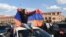 Люди святкують відставку прем'єра Вірменії Сержа Сарґсяна в центрі Єревану, 23 квітня 2018 року