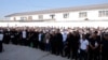Кадры освобождения заключенных из исправительной колонии в Яване