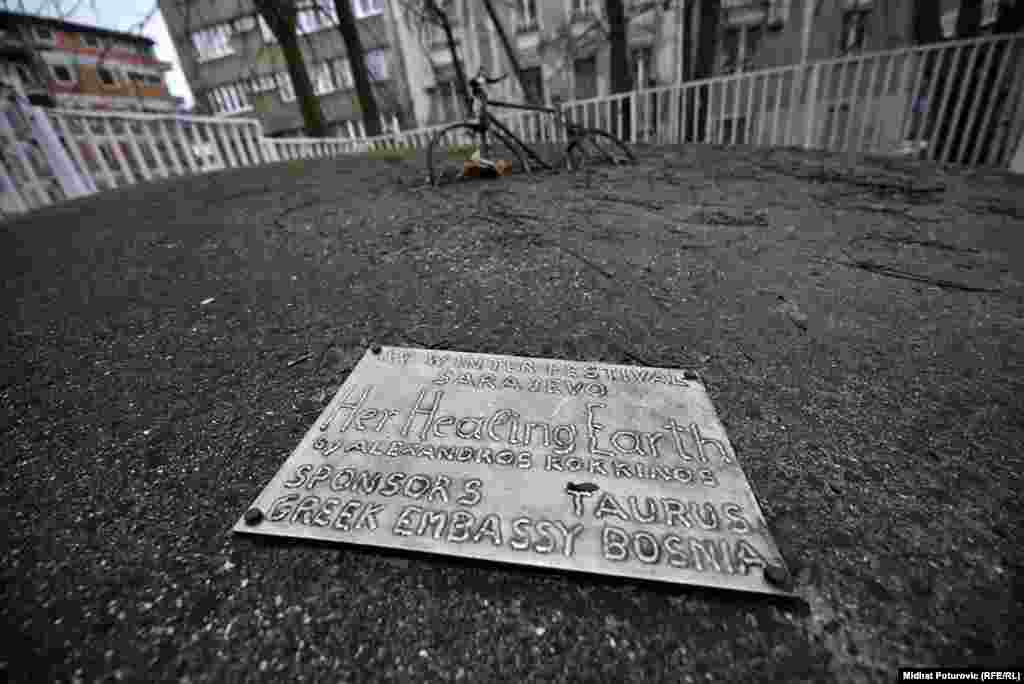 Spomenik &quot;Her healing Earth&quot;, popularni &quot;bicikl u betonu&quot; ispred Opće bolnice &quot;Prim. dr. Abdulah Nakaš&quot;, premješten je u bolnički park, zbog preuređenja ulaza u bolnicu.