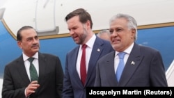 Венс розмовляє з начальником Збройних сил Пакистану та начальником штабу армії фельдмаршалом Асімом Муніром та віце-прем'єр-міністром і міністром закордонних справ Пакистану Мохаммадом Ішаком Даром, Пакистан, 11 квітня 2026 року