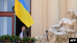 Мер Праги вивішує на мерії український прапор, 21 травня 2014 року