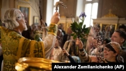 У Російській православній церкві вважають, що паски з літерою Z не можна вважати великодніми, оскільки «традиційно паски не мають жодних додаткових символів»