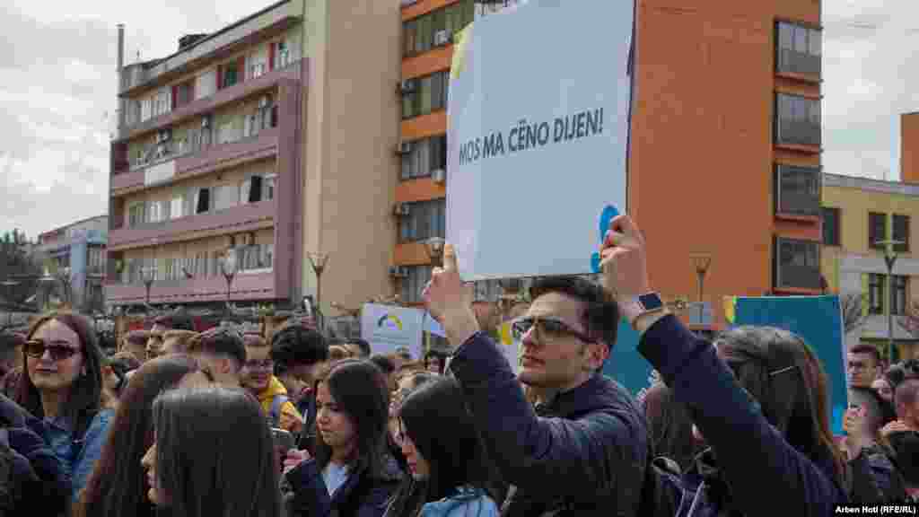 Nxënësit protestues duke mbajtur një pankartë me mbishkrimin &quot;Mos ma ceno dijen&quot;.