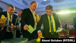 Igor Grosu (dreapta), votând, alături de alți delegați, la Congresul PAS din 14 iunie, care l-a reales în fruntea partidului.