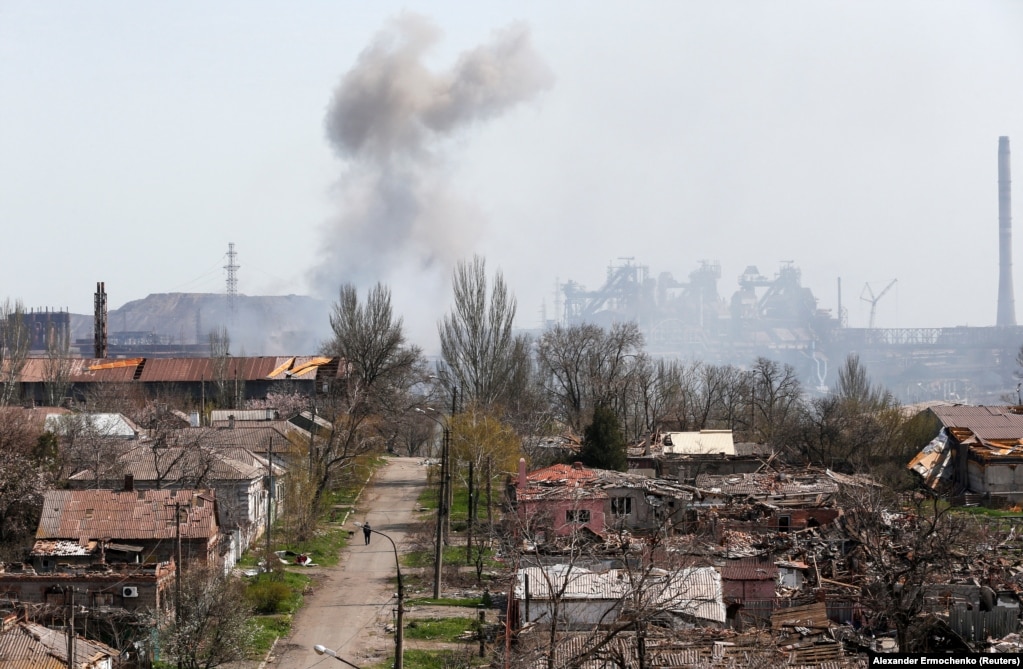Tymi shihet mbi fabrikën e hekurit dhe çelikut Azovstal më 18 prill, gati dy muaj pas nisjes së pushtimit rus të Ukrainës.