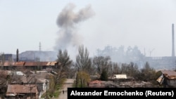 На 18 април над комбината "Азовстал" се издига пушек