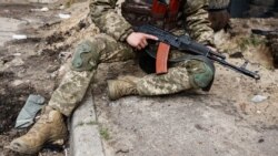 Украинский военнослужащий на позициях в Луганской области