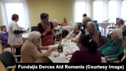 Înainte de Paștele Catolic, mai multe zeci de vârstnici s-au întâlnit la Oradea pentru a participa la încondeierea ouălor